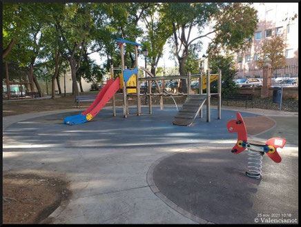 Para los niños, el pequeño jardín de ayora ofrece un parque infantil bien equipado para disfrutar y jugar con seguridad.