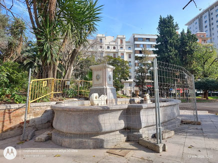 La "Fuente del Tritón" de la Glorieta en Valencia ha estado frecuentemente en obras o deteriorada durante años, con problemas que han llevado a restauraciones y su mal estado, a pesar de ser una obra valorada de Ponzanelli.