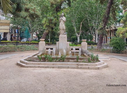 El Homenaje al Labrador Valenciano (o Monument al Llaurador Valencià) es una fuente y escultura icónica situada en el paseo central de la Gran Vía del Marqués del Túria (número 9), en Valencia. 