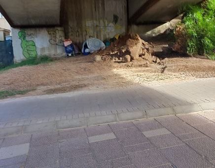 Aumentar la presencia de la Policía local en los  Jardines del Turia, para recordar a los acampados que no pueden tener sus tiendas en  el antiguo cauce del río Turia.