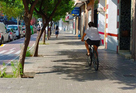 Es importante destacar que existen prohibiciones, como no circular por aceras peatonales estrechas o zonas no señalizadas para ello, pero este imbécil no se ha enterado que tiene el carril bici al lado.