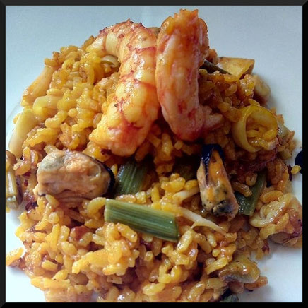 Esta combinación es un clásico de la cocina mediterránea, especialmente popular en la Comunidad Valenciana por la delicadeza de los ajos tiernos (ajetes) que aportan un aroma más suave que el ajo seco. 