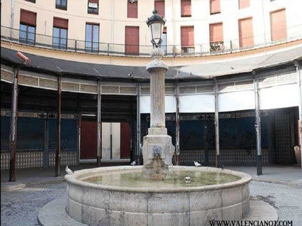 La Fuente de la Plaza Redonda, ubicada en el corazón del casco histórico de Valencia, es un elemento central instalado en 1850, diez años después de que se concluyera la construcción de la propia plaza.