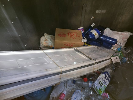 En Valencia los contenedores para residuos urbanos también son usados para deshacerse de muebles, escombros y armarios de plástico entre otras cosas.