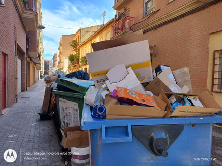 es obligatorio y fundamental plegar, doblar o romper las cajas de cartón antes de depositarlas en el contenedor azul. Esta acción permite que las cajas ocupen hasta 5 veces menos espacio, evita que los contenedores se saturen rápidamente.