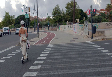 Esta va sola en el patinete cerca de la Universidad en Taronger,  pero no duda en jugarse la vida cruzando en rojo la autovía.  