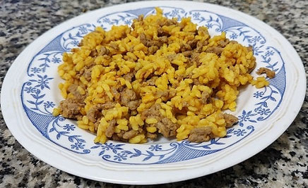 Esta receta me la enseñó mi madre. La mezcla del pimiento y el  relleno de carne picada con especies,  convierten un plato sencillo en algo sublime.