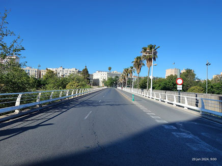 Entre los años 2010 y 2012 fue reconstruido otra vez con dos partes separadas: al este el puente de asfalto con tres carriles para el tránsito rodado de vehículos (abierto al tráfico rn Valencia el 19 de febrero de 2012),