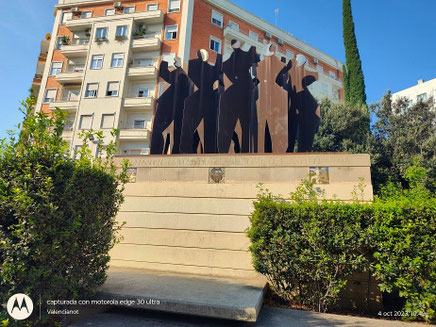  El monumento fue inaugurado en 1994 para conmemorar el 75 aniversario de la fundación del Valencia C.F. (1919-1994). La obra representa un grupo de personas alzándose sobre un pedestal horizontal, simbolizando a la fiel y apasionada base de seguidores de