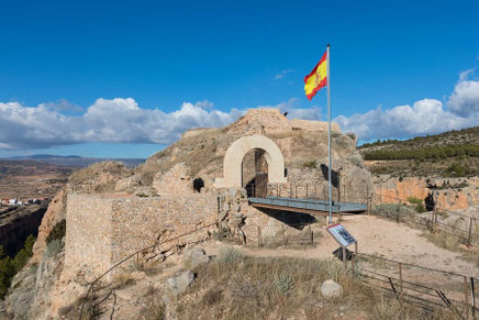 illa Medieval: El casco histórico conserva su trazado amurallado con puntos clave como la Torre de la Aljama y el Ayuntamiento (antigua Lonja del s. XIV).