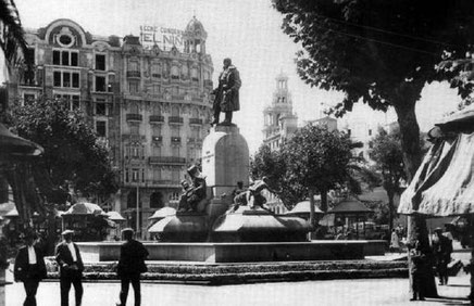 Plaza del Ayuntamiento años 20 y la estatua de Emilio Castelar