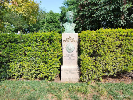 Este monumento es un homenaje a Francisco Domingo Ibáñez, una figura fundamental en la historia de la floricultura valenciana. 