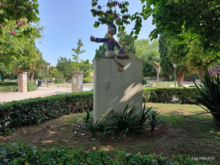 El monumento con la inscripción "Rodilla Levante Mármol 3" en su pedestal es una estatua de homenaje a Walt Disney y se encuentra en los Jardines de Viveros de Valencia, España.