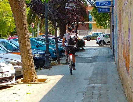 Por lo visto hay ciclistas que no se han enterado de que existen prohibiciones de no circular por aceras.