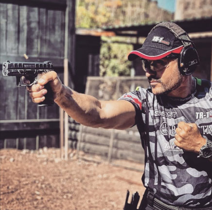 Eduardo De Cobos con in mano una Beretta APX equipaggiata con Cover WT PRO 2 nella finitura Digital Urban.