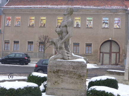 Das alte Haus mit den Fensterbildern in Weißensee im Winter
