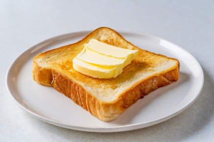 たっぷりのバターがのったトーストパンのお皿。