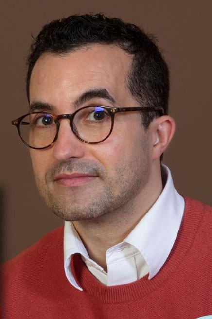 Auf dem Bild befindet sich der Autor Xavier Le Clerc  mit Brille, rotem Pulli und herausschauendem Hemndkragen.