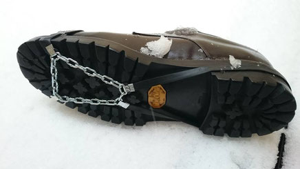 Schneeketten für Schuhe/ Snow chains for shoes. Photo: Vickermann & Stoya, Baden-Baden.