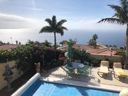 Meerblick vom Pool der schein mit dem Hintergrund zu verschmelzen.