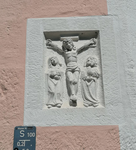 Kreuzigungsgruppe mit Maria und Johannes, evangelische Stadtpfarrkirche, Neustadt a.d.Aisch. Foto:Karlunun, CC0, via Wikimedia Commons