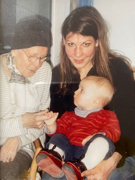Cornelia mit ersten Tochter und Großmutter