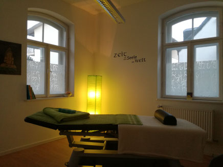 Entspannung für Körper&Seele, Behandlungsliege und ruhige Atmosphäre...