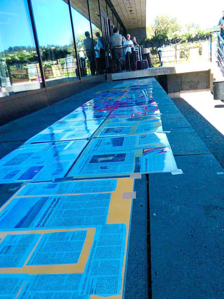 Die NUZ-Vertreter haben vor der Sigmaringer Stadthalle, in der das Verwaltungsgericht verhandelt, Informationen ausgelegt.  Foto: Visel Foto: Schwarzwälder Bote