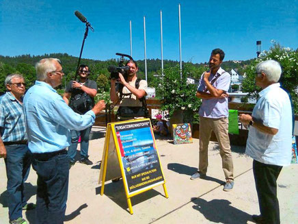 Siegfried Rall (links) und Norbert Majer stehen Fernsehjournalisten vor Beginn der Verhandlung Rede und Antwort.   Foto: Visel Foto: Schwarzwälder Bote 