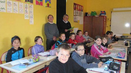 Le conseiller général Gérard Daniélou a félicité les élèves pour leur action humanitaire. 