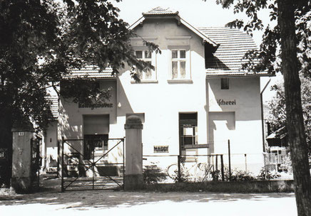 Links Kolonialwarengeschäft Moldenhauer, rechts Fleischerei Kersten, Foto 1938, Archiv