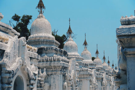 Myanmar Orte schaffen geistiges Wohlbefinden - Kuthodaw Pagoda, Mandalay, Myanmar - Photo by Camille San Vicente on Unsplash