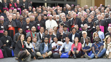 Photo de groupe à la fin du Synode avec certains participants.