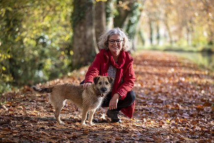 la propriétaire du Clos des Laves avec sa chienne qui accueille les vacanciers avec chiens en Auvergne