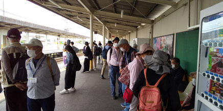 喜志駅で電車を待つトンカレ生の集団