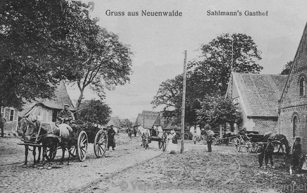 Die hier abgebildete Karte mit einem Blick in die Dorfstraße stammt aus dem Jahr 1900 (Verlag u. Fotografie H. Kohlmeyer Dorum).