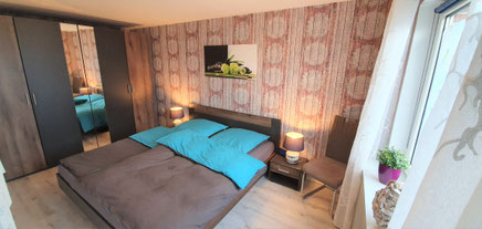 Schlafzimmer mit großem Bett und Schrank