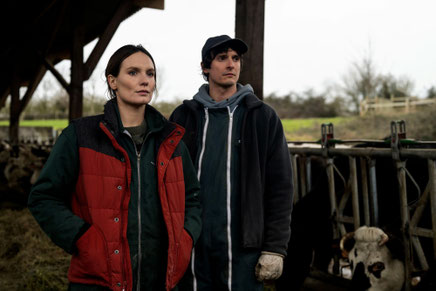 Audrey (Ana Girardot) travaille dans un hypermarché qui achète notamment les produits laitiers de son frère Ronan (Julien Frison), agriculteur indépendant (©Claude Pocobene).