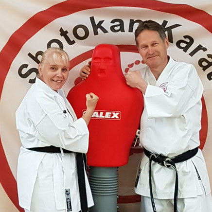 Trainerpaar Friederike Zeifang und Carsten Zeifang vom Shotokan Karate Stade e. V. fröhlich in Kampfhaltung vor Meeresbrandung