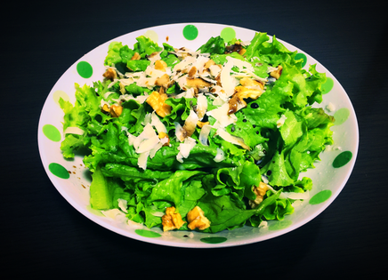 胡桃とパルミジャーノ・レッジャーノのグリーンサラダの写真