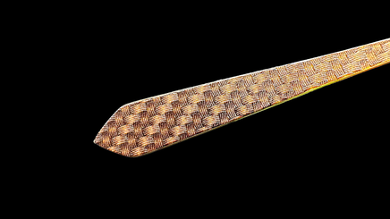 金属の光沢に織物のような質感が浮かび上がる、立体模様の盛り上げ印刷テンプル