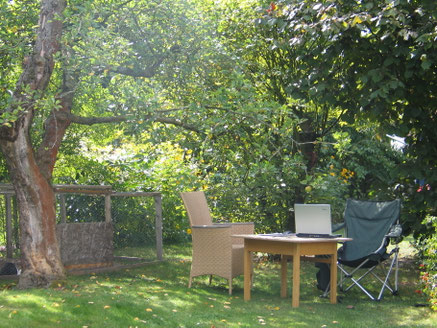 Mein alter Lieblings-Sommer-Schreibplatz im Garten, Foto: K. Rohmann