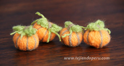 Cómo hacer mini calabazas a partir de un botón tejido a crochet