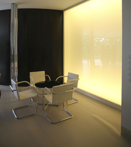 Haus Tugendhat, Sitzraum mit hinterleuchteter Glaswand