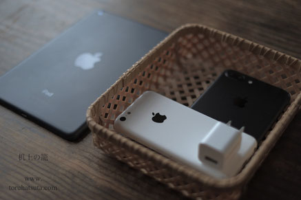 iPhoneを『机上の籠』に収納。iPad miniは入らず