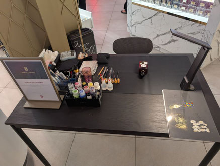 Künstlerin für Live Illustration braucht wenig Platz auf der Veranstaltungsfläche. Hier in München Parfuemerie Breuninger