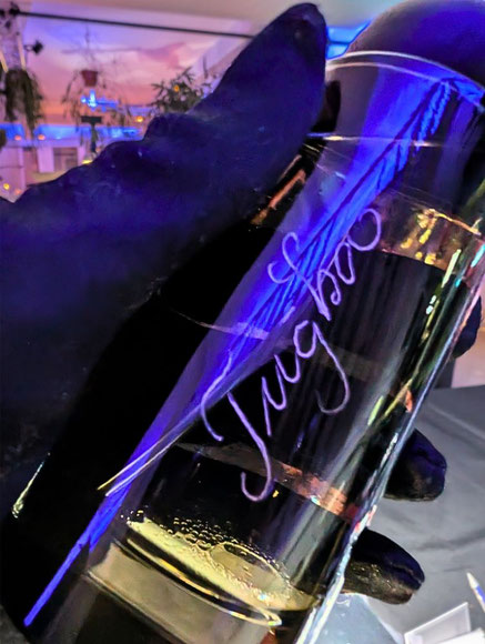 Personalisierter ellevenohone Spirit of Calm Flakon liegend mit dem Schriftzug "Tugba" in zarter Handgravur