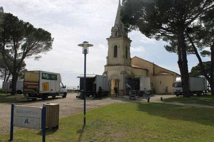 Préparatifs au tournage d'une scène de baptême dans l'église Saint-Eloi, à proximité du port ostréicole d'Andernos-les-Bains. Photo LTdB