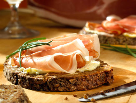 Westfälischer Knochenschinken – als Aufschnitt  Hauchdünn frisch geschnitten Mild gesalzen & luftgetrocknet Nach original Familienrezept