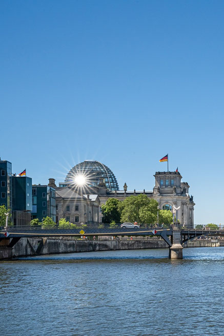 Von dem Ausflugsdampfer aus ist auch dieses Bild entstanden - allein für den Sonnenstern in der Reichstagskuppel hat sich die Tour gelohnt